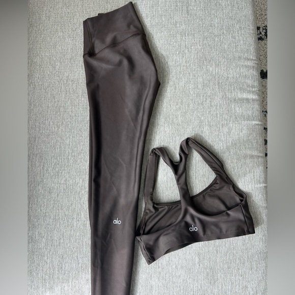 Matching Alo Set (Airlift Advantage Racerback Bra + High Waist Airlift Legging) - Picture 3 of 7